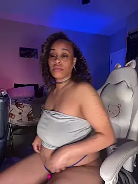 loveluna8 online show from March 12, 2025, 7:13 am