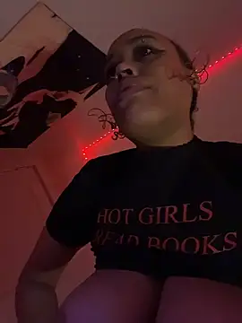 loveluna8 online show from November 10, 2025, 9:58 am