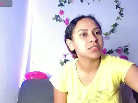 Snapshot of Cereza_horny chatting on December 6, 2024, 5:25 am Cereza horny online show from December 6, 2024, 5:25 am