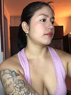 Snapshot of EmmaRossem chatting on December 4, 2025, 7:35 pm EmmaRossem online show from December 4, 2025, 7:35 pm