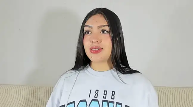 Snapshot of Sweet-Sophiee chatting on January 24, 2025, 2:51 pm Sweet-Sophiee online show from January 24, 2025, 2:51 pm