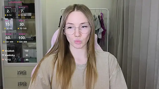 littlevildevil online show from February 26, 2025, 2:27 pm