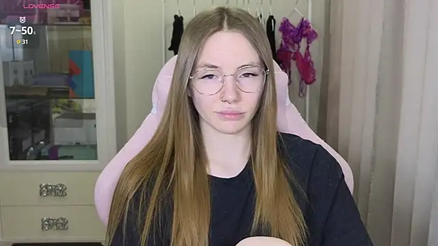 littlevildevil online show from March 10, 2025, 11:01 am