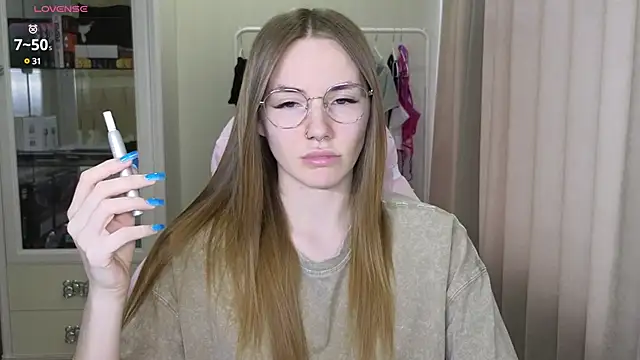 littlevildevil online show from February 26, 2025, 11:21 am