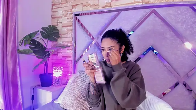  lanna jhonson  online show from September 29, 2025, 1:01 am