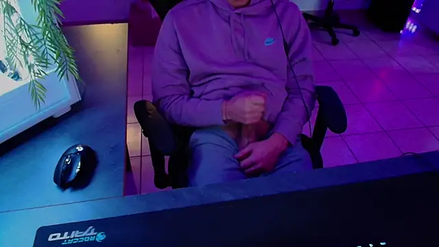 Snapshot of Vlad230323 chatting on December 9, 2024, 3:22 pm Vlad230323 online show from December 9, 2024, 3:22 pm