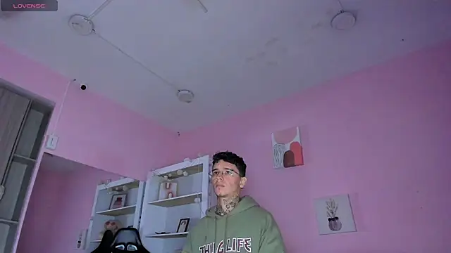 Snapshot of Ian_Castillo_ chatting on October 25, 2025, 11:09 am Ian Castillo online show from October 25, 2025, 11:09 am