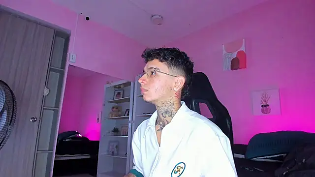 Snapshot of Ian_Castillo_ chatting on November 5, 2025, 11:13 am Ian Castillo online show from November 5, 2025, 11:13 am