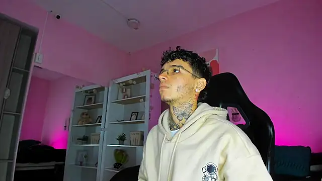 Snapshot of Ian_Castillo_ chatting on November 22, 2025, 11:20 am Ian Castillo online show from November 22, 2025, 11:20 am