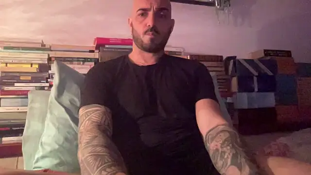 alessandromori91 online show from April 18, 2026, 10:43 pm