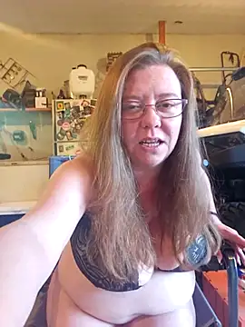 Snapshot of MsShelby40 chatting on April 25, 2026, 10:40 pm MsShelby40 online show from April 25, 2026, 10:40 pm