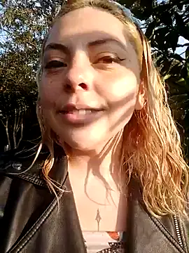 Snapshot of madelaine- chatting on September 19, 2025, 10:03 pm madelaine- online show from September 19, 2025, 10:03 pm