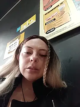 Snapshot of madelaine- chatting on May 4, 2026, 6:55 pm madelaine- online show from May 4, 2026, 6:55 pm