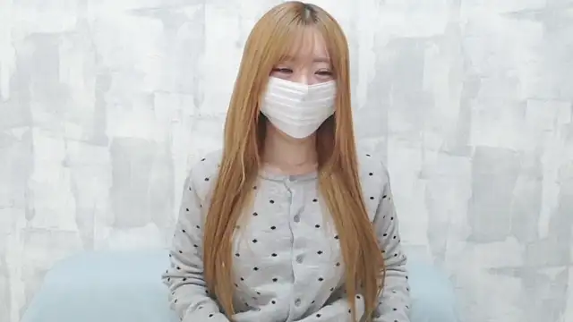 Snapshot of LOVE_MOMO_LOVE chatting on March 1, 2026, 12:05 pm LOVE MOMO LOVE online show from March 1, 2026, 12:05 pm