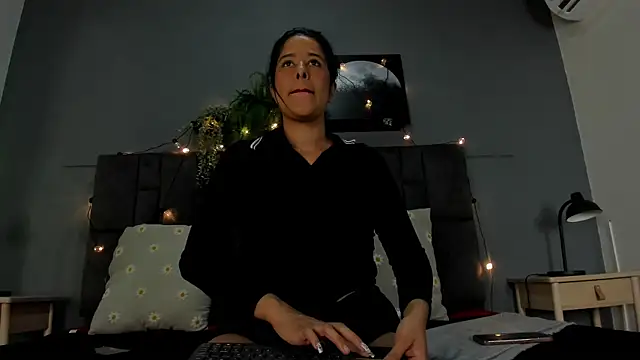 Snapshot of DulceAurora__ chatting on October 30, 2025, 1:37 am DulceAurora online show from October 30, 2025, 1:37 am