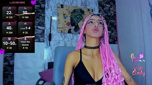 Snapshot of Queen_Cuarxxo chatting on April 21, 2026, 11:44 pm Queen Cuarxxo online show from April 21, 2026, 11:44 pm