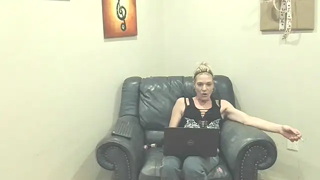 Snapshot of AddieAssets chatting on January 5, 2025, 7:07 am AddieAssets online show from January 5, 2025, 7:07 am