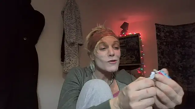 Snapshot of AddieAssets chatting on December 4, 2024, 4:04 am AddieAssets online show from December 4, 2024, 4:04 am