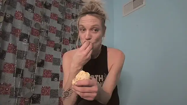 Snapshot of AddieAssets chatting on February 3, 2025, 4:46 am AddieAssets online show from February 3, 2025, 4:46 am