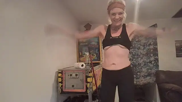 Snapshot of AddieAssets chatting on December 6, 2024, 3:24 am AddieAssets online show from December 6, 2024, 3:24 am