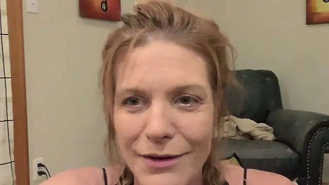 Snapshot of AddieAssets chatting on November 1, 2025, 5:25 am AddieAssets online show from November 1, 2025, 5:25 am