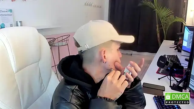 smallgiant27 online show from October 8, 2025, 1:18 am