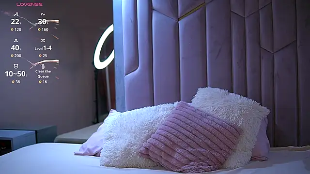 Snapshot of EmilyJuarez chatting on October 13, 2025, 9:44 am EmilyJuarez online show from October 13, 2025, 9:44 am