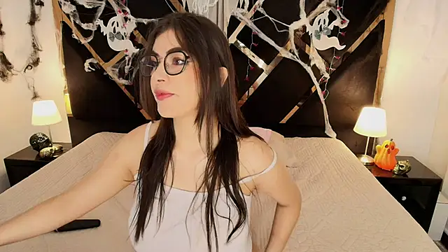 Amelie saenz online show from November 17, 2025, 6:23 pm