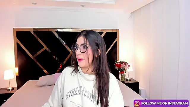 Amelie saenz online show from March 13, 2025, 7:50 pm