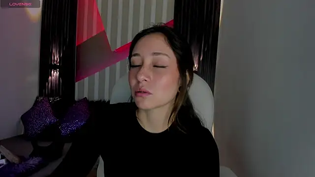 Snapshot of emily_layton chatting on March 4, 2025, 2:21 pm emily layton online show from March 4, 2025, 2:21 pm