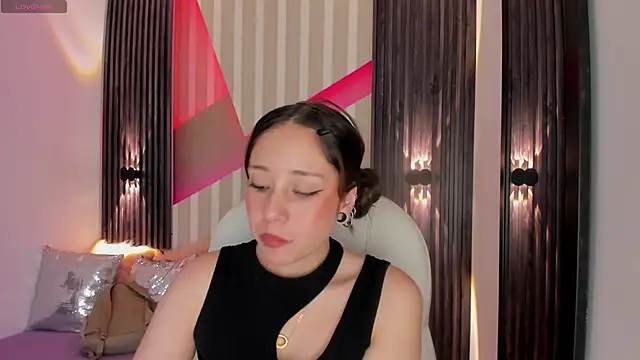 Snapshot of emily_layton chatting on March 13, 2025, 2:01 pm emily layton online show from March 13, 2025, 2:01 pm