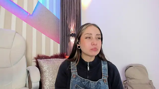 Snapshot of emily_layton chatting on September 30, 2025, 2:34 pm emily layton online show from September 30, 2025, 2:34 pm