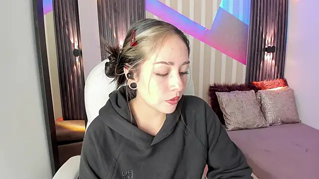 Snapshot of emily_layton chatting on October 2, 2025, 2:42 pm emily layton online show from October 2, 2025, 2:42 pm