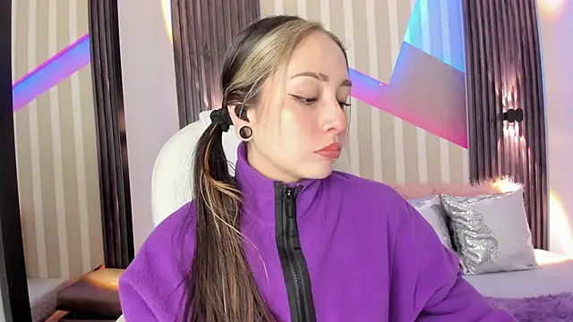 Snapshot of emily_layton chatting on October 5, 2025, 4:20 pm emily layton online show from October 5, 2025, 4:20 pm