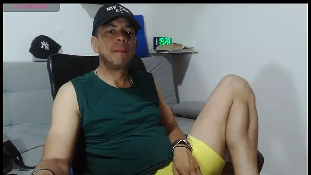 latinmartin73 online show from April 10, 2026, 12:28 am