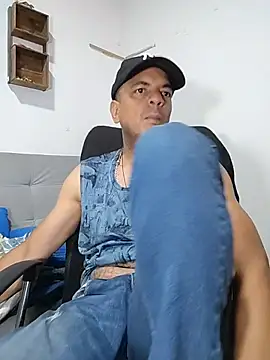 Snapshot of latinmartin73 chatting on April 24, 2026, 12:45 am latinmartin73 online show from April 24, 2026, 12:45 am
