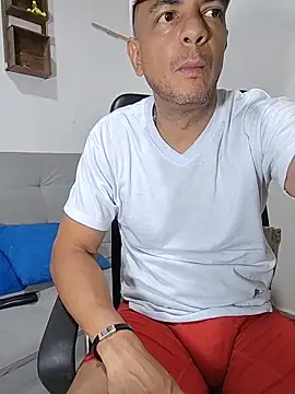 Snapshot of latinmartin73 chatting on June 2, 2026, 12:32 am latinmartin73 online show from June 2, 2026, 12:32 am
