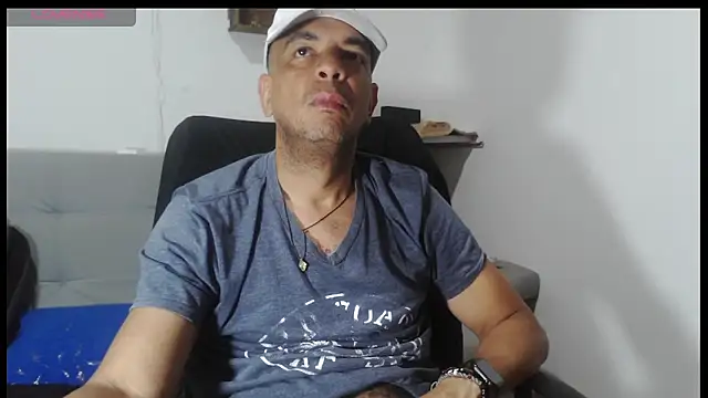 Snapshot of latinmartin73 chatting on May 18, 2026, 5:45 am latinmartin73 online show from May 18, 2026, 5:45 am