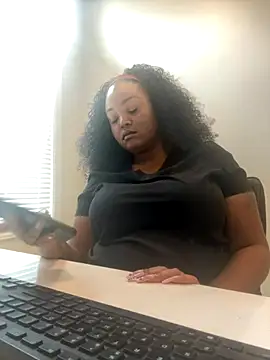itsprettyfee online show from September 18, 2025, 6:44 pm
