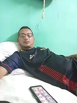 Snapshot of Andresguz35 chatting on February 15, 2026, 10:52 pm Andresguz35 online show from February 15, 2026, 10:52 pm