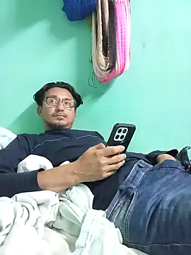 Snapshot of Andresguz35 chatting on February 2, 2026, 3:27 am Andresguz35 online show from February 2, 2026, 3:27 am