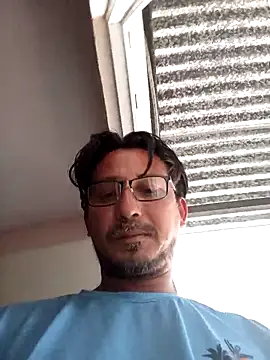 Snapshot of Andresguz35 chatting on February 8, 2026, 8:17 pm Andresguz35 online show from February 8, 2026, 8:17 pm