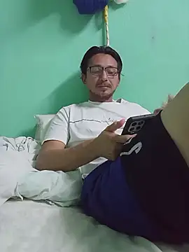 Snapshot of Andresguz35 chatting on February 6, 2026, 4:19 am Andresguz35 online show from February 6, 2026, 4:19 am