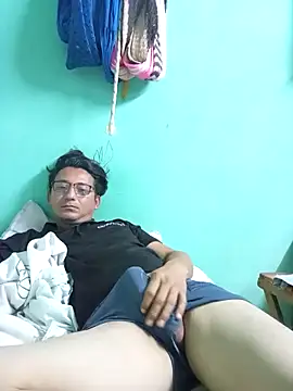 Snapshot of Andresguz35 chatting on February 10, 2026, 6:12 am Andresguz35 online show from February 10, 2026, 6:12 am