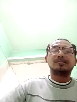 Snapshot of Andresguz35 chatting on February 6, 2026, 7:54 pm Andresguz35 online show from February 6, 2026, 7:54 pm