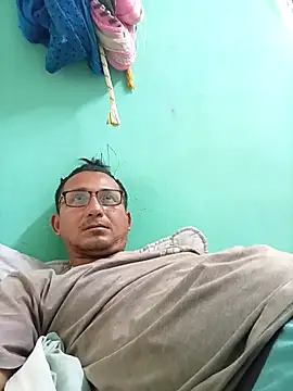 Snapshot of Andresguz35 chatting on February 28, 2026, 9:36 pm Andresguz35 online show from February 28, 2026, 9:36 pm