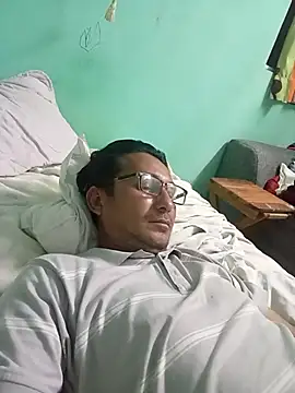 Snapshot of Andresguz35 chatting on February 15, 2026, 2:34 am Andresguz35 online show from February 15, 2026, 2:34 am