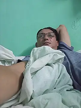 Snapshot of Andresguz35 chatting on December 22, 2025, 2:33 am Andresguz35 online show from December 22, 2025, 2:33 am