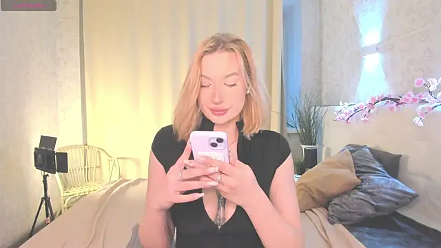 Emma  Leee online show from April 21, 2026, 1:07 am