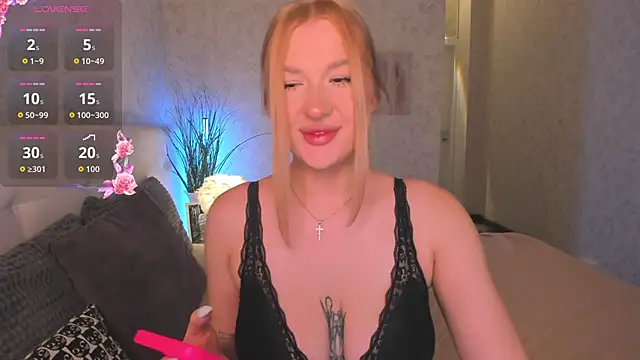 Emma  Leee online show from November 30, 2025, 1:06 am